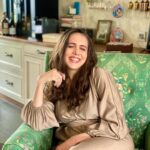 Jankee Parekh Instagram - My dearest husband started addressing me as ‘Chubs’….3 months into my pregnancy! Well I guess, it still holds true😬 . . #chubbyandhappy #toolazytoworkout #needtogetmoving #Motherhood #firsttimemom #sufisMa #postpregnancybody @makeupbyvaish ❣️