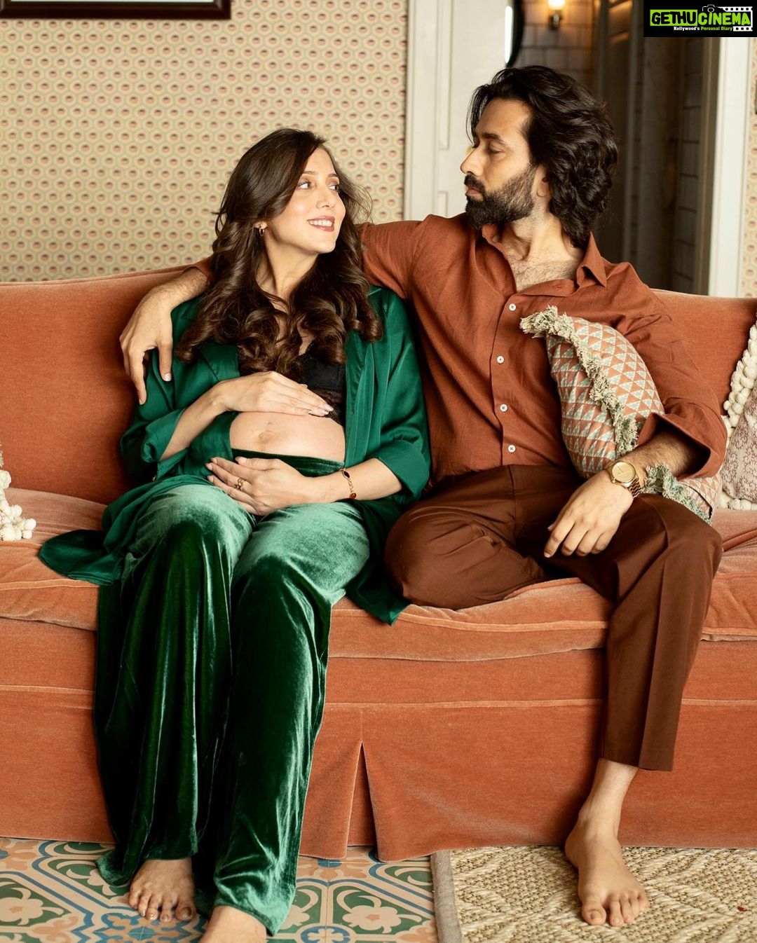 Jankee Parekh Instagram - Thought it's a great day to introduce everyone to Sufi ... Sufi 's parents šš @nakuulmehta @babysufim šø @ayushdas š #parenthood #8monthsin #pregnancyshoot #sufiandmaa #motherhood #growinguptoofast