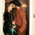 Jankee Parekh Instagram - Thought it's a great day to introduce everyone to Sufi ... Sufi 's parents 😛😁 @nakuulmehta @babysufim 📸 @ayushdas 💕 #parenthood #8monthsin #pregnancyshoot #sufiandmaa #motherhood #growinguptoofast