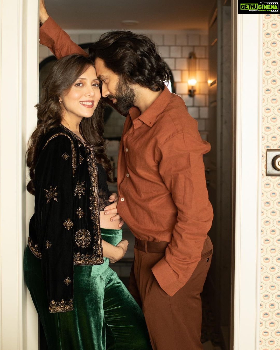 Jankee Parekh Instagram - Thought it's a great day to introduce everyone to Sufi ... Sufi 's parents šš @nakuulmehta @babysufim šø @ayushdas š #parenthood #8monthsin #pregnancyshoot #sufiandmaa #motherhood #growinguptoofast