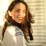 Jankee Parekh Instagram - Finally got a moment to catch the sun and get some photos whilst the daddy is on duty. You see, that’s how we celebrate Father’s Day, everyday in our home 😜😬 ‘Always’ appreciated Dad @nakuulmehta Mommy Biographer 📸 @ayushdas #motherhood #fathersdayweek