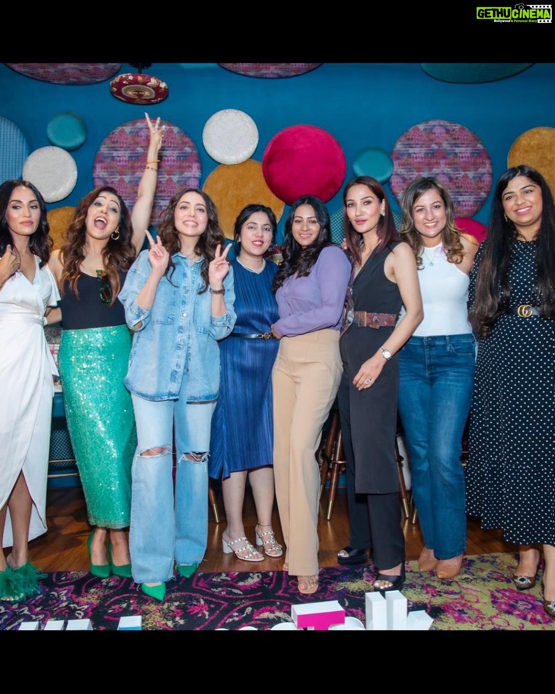 Jankee Parekh Instagram - So happy and fortunate to be a part of the 4th Edition of the #MomsTalk organised by @mybabychakra & @themomsco. Got a chance to meet, interact and hear inspiring stories by some prolific women & also have heart to heart conversations with so many of you. It is only in closed knit communities like these where everyone shows up willing to share, learn and be vulnerable do they become a source of strength, courage, inspiration and hope to so many other mothers. A big thank you to all you beautiful mommies who took time out to be a part of this event. 😍 @sukhleen_aneja @neetimohan18 @naiyya @barkhasengupta @shrimarai @momwearsprada @barkhachawla27 Styled by @amritasaluja01 Jewellery @noor_jewelsofnow 📸 @ankit_padave