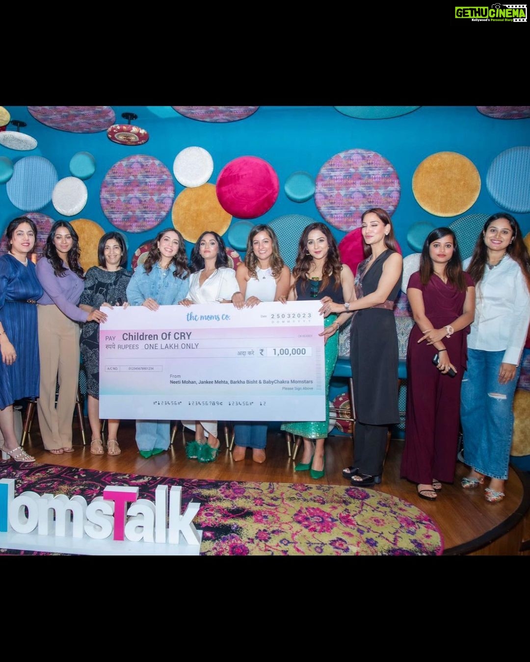 Jankee Parekh Instagram - So happy and fortunate to be a part of the 4th Edition of the #MomsTalk organised by @mybabychakra & @themomsco. Got a chance to meet, interact and hear inspiring stories by some prolific women & also have heart to heart conversations with so many of you. It is only in closed knit communities like these where everyone shows up willing to share, learn and be vulnerable do they become a source of strength, courage, inspiration and hope to so many other mothers. A big thank you to all you beautiful mommies who took time out to be a part of this event. 😍 @sukhleen_aneja @neetimohan18 @naiyya @barkhasengupta @shrimarai @momwearsprada @barkhachawla27 Styled by @amritasaluja01 Jewellery @noor_jewelsofnow 📸 @ankit_padave
