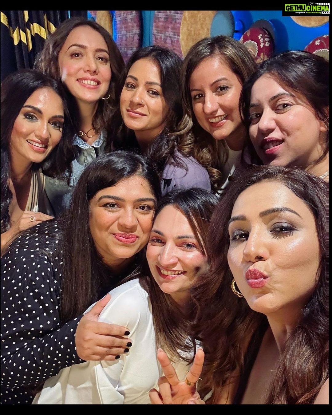 Jankee Parekh Instagram - So happy and fortunate to be a part of the 4th Edition of the #MomsTalk organised by @mybabychakra & @themomsco. Got a chance to meet, interact and hear inspiring stories by some prolific women & also have heart to heart conversations with so many of you. It is only in closed knit communities like these where everyone shows up willing to share, learn and be vulnerable do they become a source of strength, courage, inspiration and hope to so many other mothers. A big thank you to all you beautiful mommies who took time out to be a part of this event. 😍 @sukhleen_aneja @neetimohan18 @naiyya @barkhasengupta @shrimarai @momwearsprada @barkhachawla27 Styled by @amritasaluja01 Jewellery @noor_jewelsofnow 📸 @ankit_padave