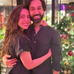 Jankee Parekh Instagram – When Christmas met Folk
When Chai met Toast
When Sufi met our Dosts 

Celebrating Christmas with Santa & our good folks 🎄🎅

Merry Christmas ❤️