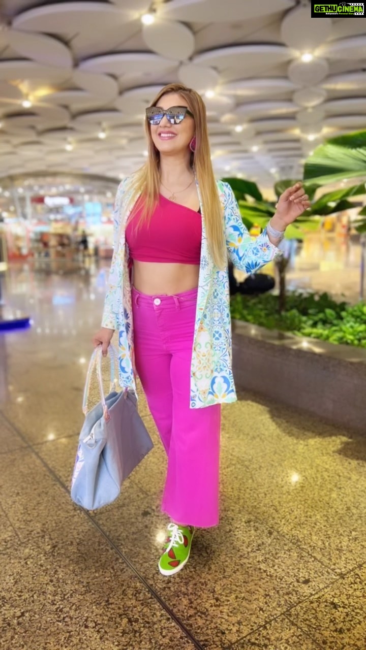 Jasleen Matharu Instagram - Hi Im Pinky Moggewali 💖💞🌸 #Jodhpur Wearing @boylondonindia outfit 👗 Styled by @sureshganeshaofficial Accessories @fashion_diaries09 Shoes @feet_me_up 📸 @kanwaljeet_matharu Terminal 2 Chatrapati Shivaji Terminal Mumbai