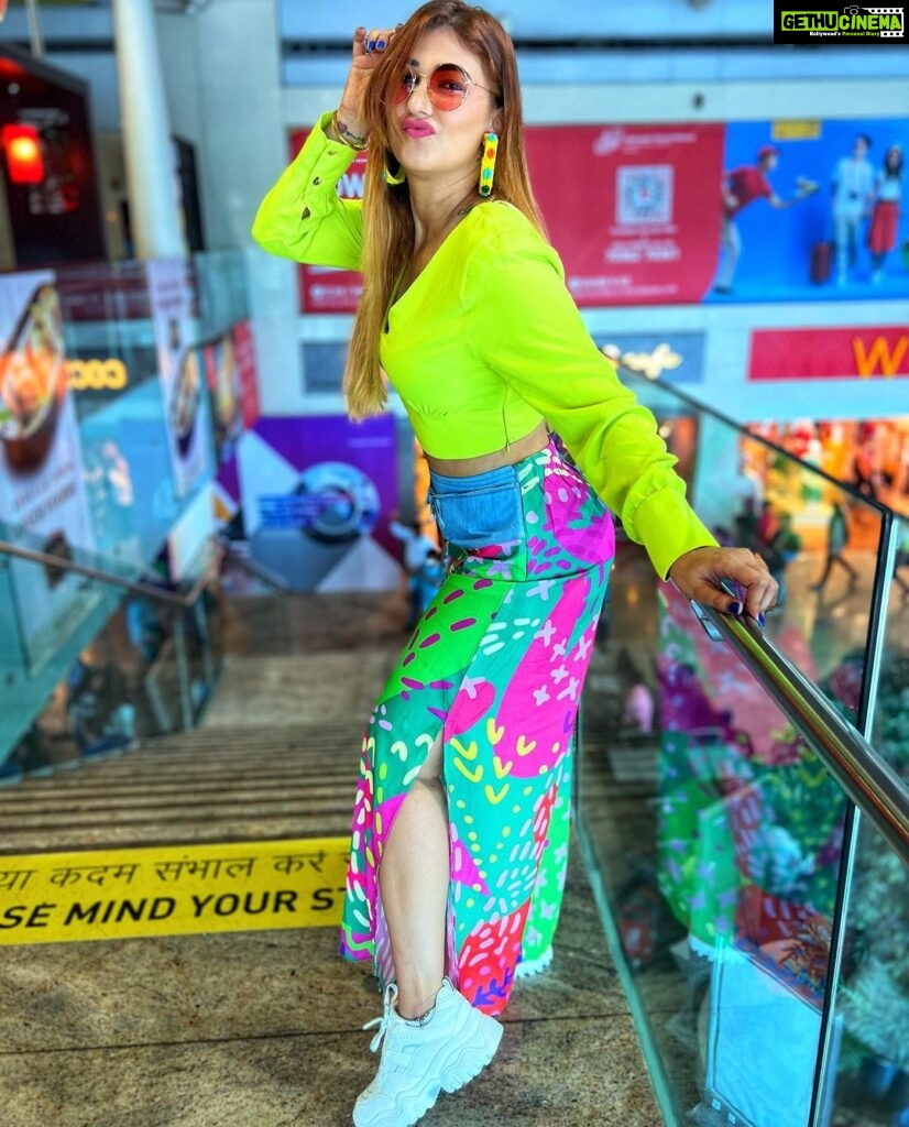 Jasleen Matharu Instagram - What a colourful day 💙💛💚💖♥️ Performing in Nagpur tonight 🎙 #doctorsconference #physicians Wearing @boylondonindia Styled by @sureshganeshaofficial Accessories @fashion_diaries09 चंद्रपूर , महाराष्ट्र