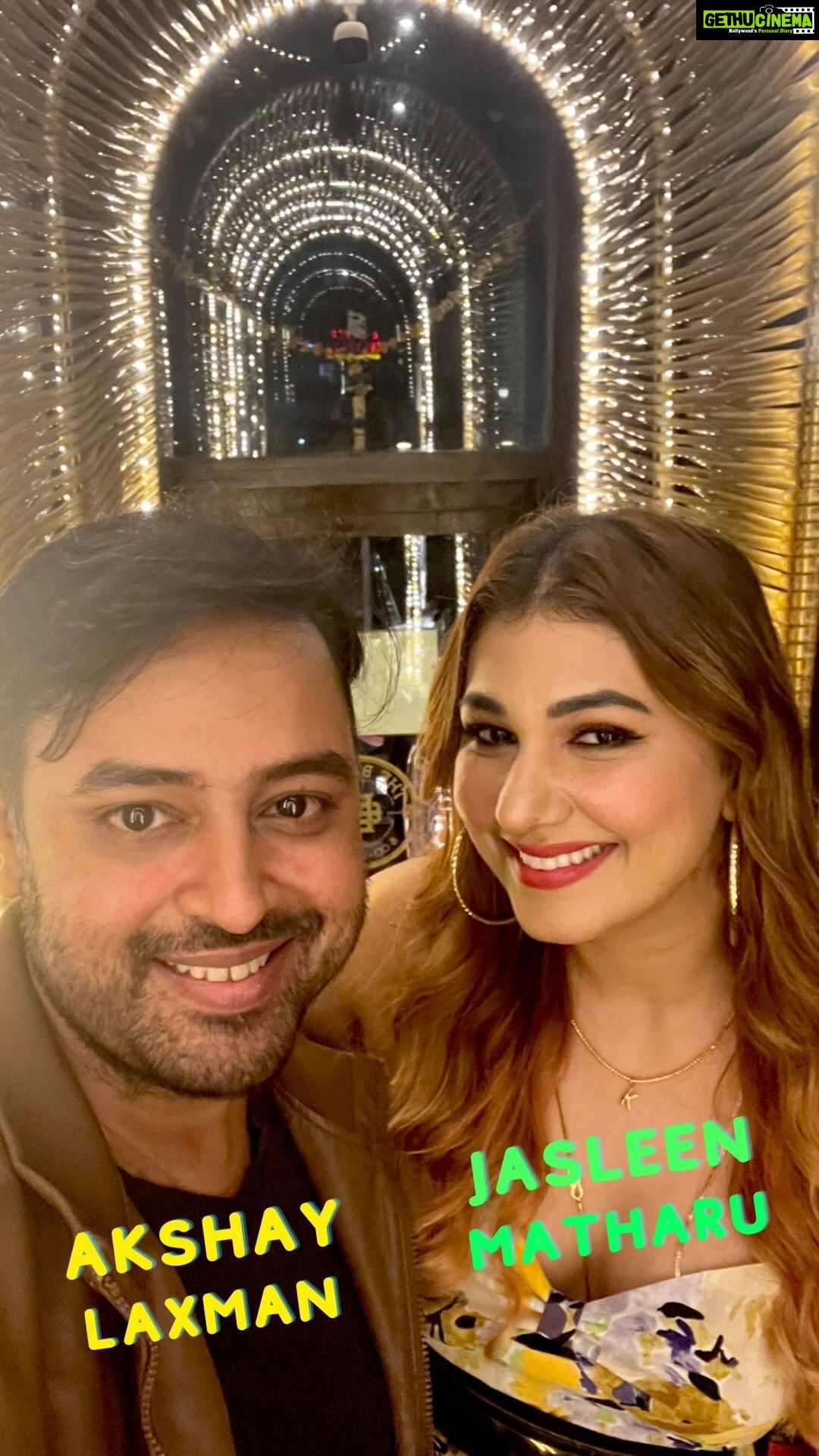 Jasleen Matharu Instagram - THIS MAGICIAN WILL BLOW YOUR MIND AWAY! 🤯 @akshaylaxman @jasleenmatharu #akshaylaxman #jasleenmatharu #magic #magician #trick #singersongwriter #singer #music #bigboss #illusion #illusionist #comedy #fun #funnyvideos Barrel & Co