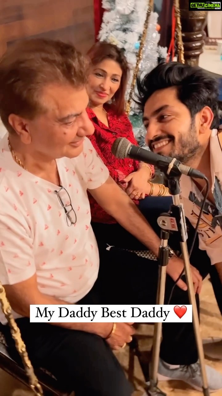 Jasleen Matharu Instagram - Daddy cool 😍❤️ @kesarmatharu Chorus @ankitkhera_official 😜🎉