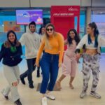 Jasleen Matharu Instagram - So much fun 🤩 Airport 🪩 with my team #pathan #jhoomejopathaan #deepikapadukone #shahrukhkhan #yrf #besharamrang #trendingreels #trendingsongs Durgapur Airport, पश्चिम बंगाल
