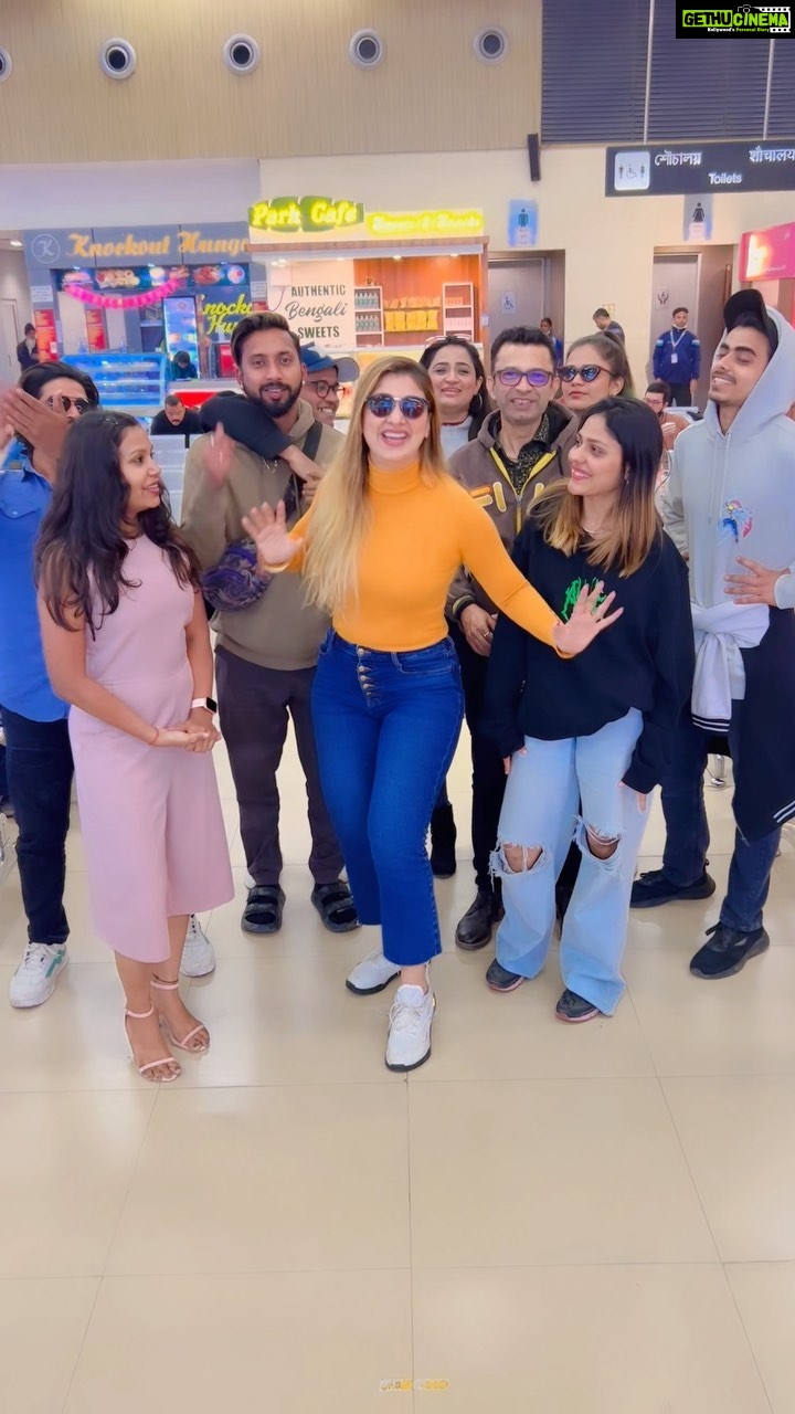 Jasleen Matharu Instagram - Airport-Party 🎉 with my team ❤️ Happy New Year InstaFam ❤️😘 Kazi Nazrul Islam Airport