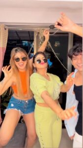 Jasleen Matharu Instagram - Coz its trending 🐒

@komalthacker.official 
@meshahfaisal