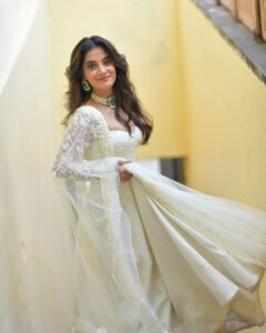 Jasleen Royal Instagram - 💛

Outfit @premyabymanishii 
Styled by @prashantmangasuli 
Jewellry by @azotiique 
Song by yours truly 😜