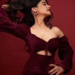 Jasleen Royal Instagram - Ude jab jab zulfein . . Outfit @amorecoutureofficial Stylists @prashantmangasuli @stylebykayal