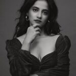 Jasleen Royal Instagram - mhm hmm .. Outfit @amorecoutureofficial