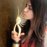 Jasleen Royal Instagram - Hello @iifa #Ranjha - A tune in my mind, to a song loved by so many. Never did I imagine it will also be the song that will land me my first iifa that too shared with @arrahman sir! I am going to hold on to it for a while! Congratulations to all the winners and the entire team of Shershaah! Thank you @azeemdayani and @sidmalhotra for believing in the song more than I did. Thank you @karanjohar for the opportunity ❤️