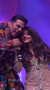 Jasleen Royal Instagram - All the world's a stage #NorthAmerica Tour 🇺🇸

📷  @photowalla007
@theentertainerstour @azeemdayani @akshaykumar @dcatalent @udaysinghgauri @abinthomas @rumifiedritika