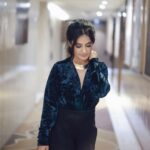 Jasleen Royal Instagram - Welcome to the Hotel California 🎵 Hmu @jasnain_makeupartist 📸 @manjotroyal #JRLive #IndiaTour