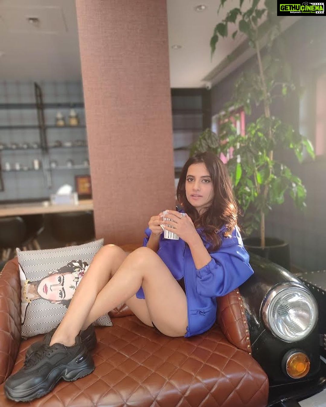 Jasleen Royal Instagram - To that perfect cup of coffee, to fast cars, to writing new music, to awards and songs topping the charts, love from you all and stealing some doggy hugs. All in all 2021 was awesome. Happy #2022 bring it on ❤️ #Highlights