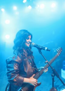 Jasleen Royal Instagram - It was indeed a “Merry” Christmas! 
Thank you Kolkata ❤️🎄

📸 @manjotroyal 
#JasleenRoyal #Live #Tour #Reels