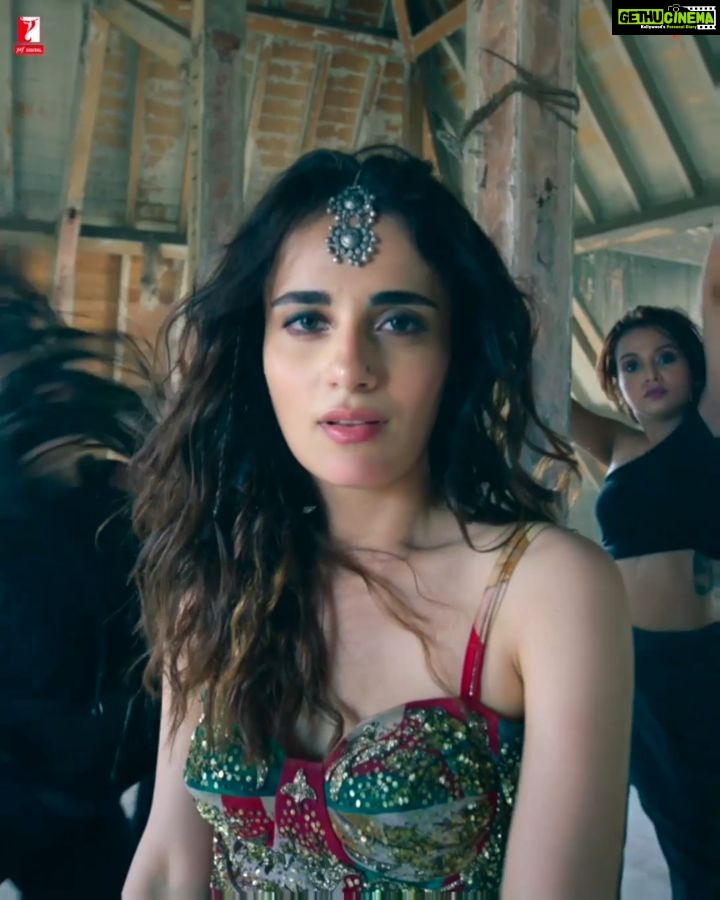 Jasleen Royal Instagram - If only i could dance like that @radhikamadan What a performance ⚡💥 #NiJana out now @kunaalvermaa @tmbaxofficial @thetusharkalia @iammanuanand @alibirafeon @sagamusic @sumeetsinghm @unisysinfosolutions @yrf