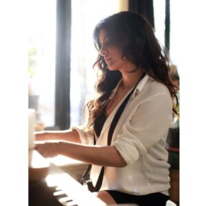 Jasleen Royal Instagram - You can tell a lot about a person by what's on their playlist 🎼 #ComingSoon #RL 📷 @federicadelconsole @sonymusicindia @dcatalent
