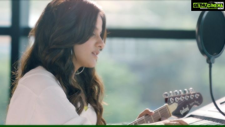 Jasleen Royal Instagram - Looking at me today, would you believe that I used to be shy? But, I was! Music changed all of that for me! I'm so glad to join @asha.bhosle ji in telling you how music gave us new confidence ☺️ Grow your passion for music with the @WhiteHatJr #PerformWithMusic course. Master the guitar or the piano with a personalized curriculum. Book your free trial class today. #WhiteHatJr