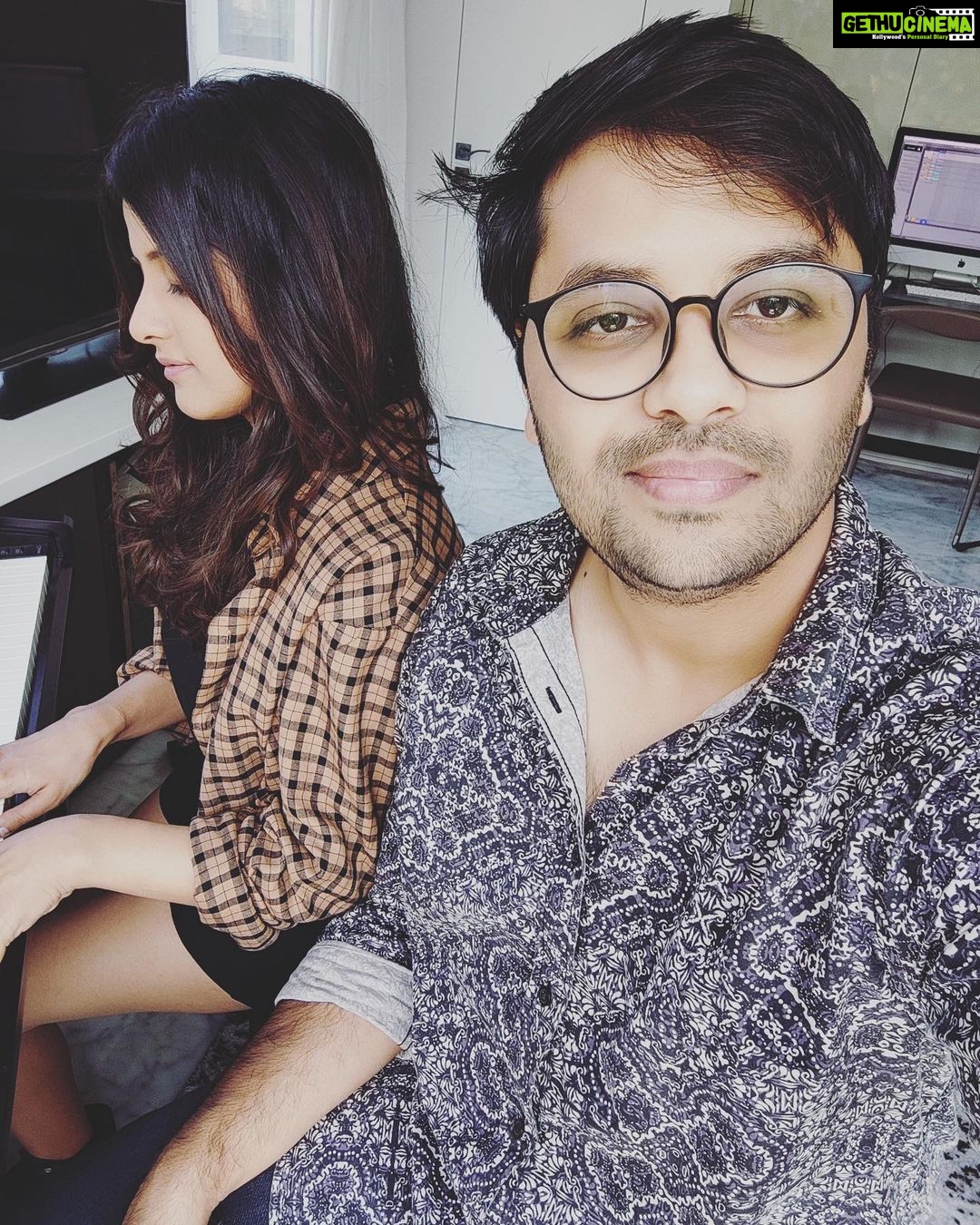 Jasleen Royal Instagram - To that perfect cup of coffee, to fast cars, to writing new music, to awards and songs topping the charts, love from you all and stealing some doggy hugs. All in all 2021 was awesome. Happy #2022 bring it on ❤️ #Highlights