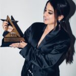 Jasleen Royal Instagram - Best playback singer! 🥰 Thank you for the honour News 18 📸 @mayank0491 @showsha_ @anvita_dee @azeemdayani @akshayraheja @ericpillai @dharmamovies
