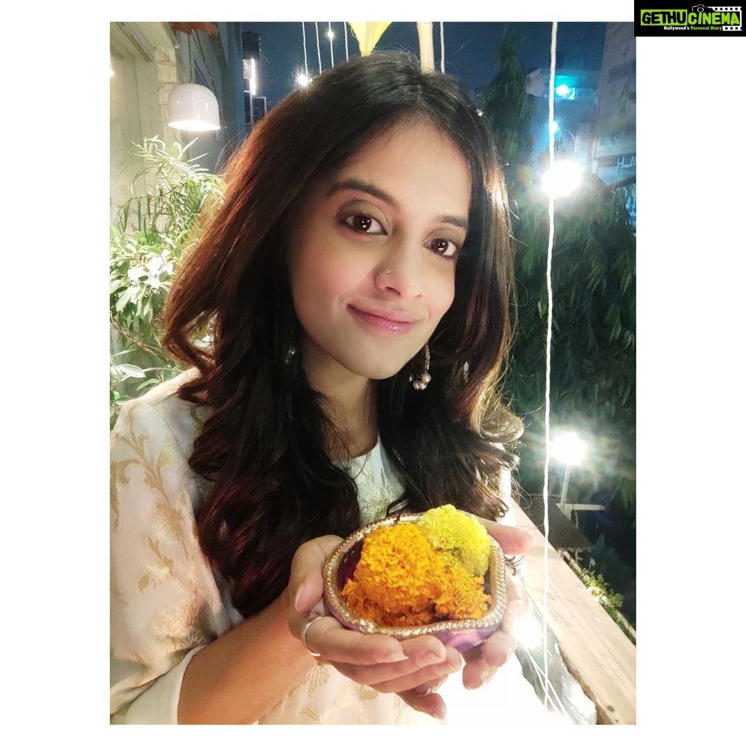 Jasleen Royal Instagram - Love and light ❤ #HappyDiwali #StaySafe