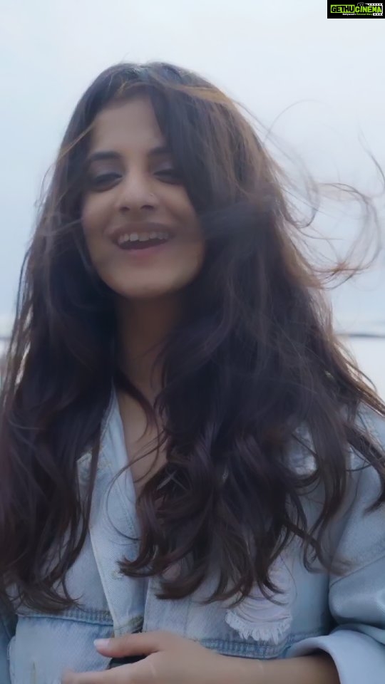 Jasleen Royal Instagram - From singing live at concerts to going live in front of my computer, my music has kept me going. It made me realise that creativity is unconditional and it thrives when fuelled with hope and positivity. I feel grateful to have a community that stirred hope within me and inspired me to stay creative. Share with me what drives you to keep creating/ stay creative. #Stircreativity #Stirhope #AD @bombaysapphire