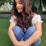 Jasleen Royal Instagram - Thank you all for showering love towards #Ranjha! ❤️ The lyrics, music and the video everything turned out to be so beautiful that this song is definitely one of my personal favourites! 🥰 #Love #Blessed #ReelsInstagram #Shershaah @anvita_dee @bpraak @sidmalhotra @kiaraaliaadvani @azeemdayani @akshayraheja @karanjohar @dharmamovies @shabbirboxwalaofficial @mainhoonromy @sonymusicindia