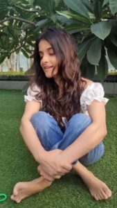 Jasleen Royal Instagram - Thank you all for showering love towards #Ranjha! ❤️ The lyrics, music and the video everything turned out to be so beautiful that this song is definitely one of my personal favourites! 🥰 #Love #Blessed #ReelsInstagram #Shershaah @anvita_dee @bpraak @sidmalhotra @kiaraaliaadvani @azeemdayani @akshayraheja @karanjohar @dharmamovies @shabbirboxwalaofficial @mainhoonromy @sonymusicindia