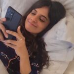 Jasleen Royal Instagram - #DekhoMaineKyaKiya I always wanted to be closer to my fans who for me are my family. But hectic shoots and practice would keep me away from you guys. But I'm sharing a moment with you'll where in I felt confident to just do it without thinking twice. I was almost about to sleep wherein a girl hit my dm saying if I could sing her a song and without thinking of my attire, I did. I felt so confident in it though, so relaxed and happy. I guess this moment for me is my - DekhoMaineKyaKiya Tell me yours? @officialzivame #ZivameWoman #LookWhatIDid #ZivameConfidence #FirstTimeWithZivame #LoveYourselfInsideOut #Zivame #WorkoutRoutine #HealthyLifeStyle