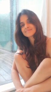Jasleen Royal Instagram - Rains make me go like #KhoGayeHumKahan 🌧️🎶❤️
Lets sing a line each and Remix this song with me and the best duets will be featured on my stories! 

#Music #WorldMusicDay #Peace #Reels #ReelsInstagram #RemixOnReels #Remix #Monsoons #ReelsIndia #Rains