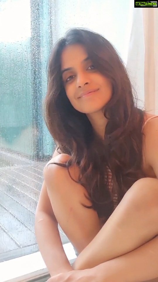 Jasleen Royal Instagram - Rains make me go like #KhoGayeHumKahan 🌧️🎶❤️ Lets sing a line each and Remix this song with me and the best duets will be featured on my stories! #Music #WorldMusicDay #Peace #Reels #ReelsInstagram #RemixOnReels #Remix #Monsoons #ReelsIndia #Rains