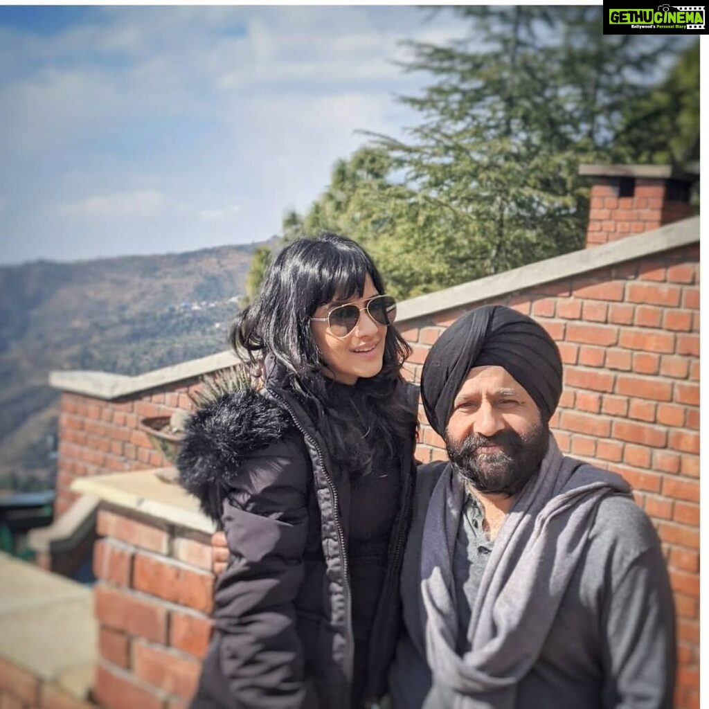 Jasleen Royal Instagram - They say we're similar and hence we fight a lot.. Never have I heard him say no to anything or never does he finds anything impossible, guess I have got the never give up attitude from him. Happy father's Day ❤ #HappyFathersDay #FathersDay #Dad #FatherDaughter