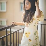 Jasleen Royal Instagram - Days when #OOTD was a thing! 😜 📸 @manjotroyal 💄@face_art_by_rachna 👗@sonlisethi #FlashbackFriday #LockdownLife #NewNormal #ThisTooShallPass