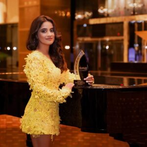Jasleen Royal Instagram - What a night and what a year! Thankyou for giving "Ranjha" so much love. Had always dreamt about getting a filmfare back home and this year I got Two! Couldn't be more grateful. 😇♥️
Thankyou @azeemdayani for always being by my side ..this journey wouldn'thave been possible without you , @shoaibzaidi13 for creating the best environment for me to thrive in , @anvita_dee @bpraak and @mainhoonromy for giving life to my melody and to all of you for supporting me all these years. To art and life🥂

@filmfare @filmfareme