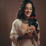 Jasleen Royal Instagram - Love, light and happiness! Wishing you all a very Happy Diwali ♥️ #Diwali ‘22 🪔