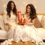 Jasleen Royal Instagram - Diwali is a great time to reconnect with those who mean so much to you! I did the same with my sister @simonesinghp via a Locked Coke Invitation that only opens when the sender and receiver meet. Go ahead and invite your friends and family by sending them a Locked Coke :D Iss saal, gale milke kaho Happy Diwali! To order your Locked Coke visit www.coke2home.com/coke-lock. #MilkeHiManegiDiwali #CocaCola #Diwali2022