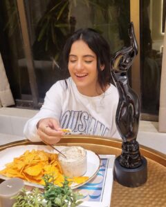 Jasleen Royal Instagram - About last night! When the real celebration began! 
Getting used to her company 😛
#Filmfare2022 #pajamaparty #Ranjha #Shershaah