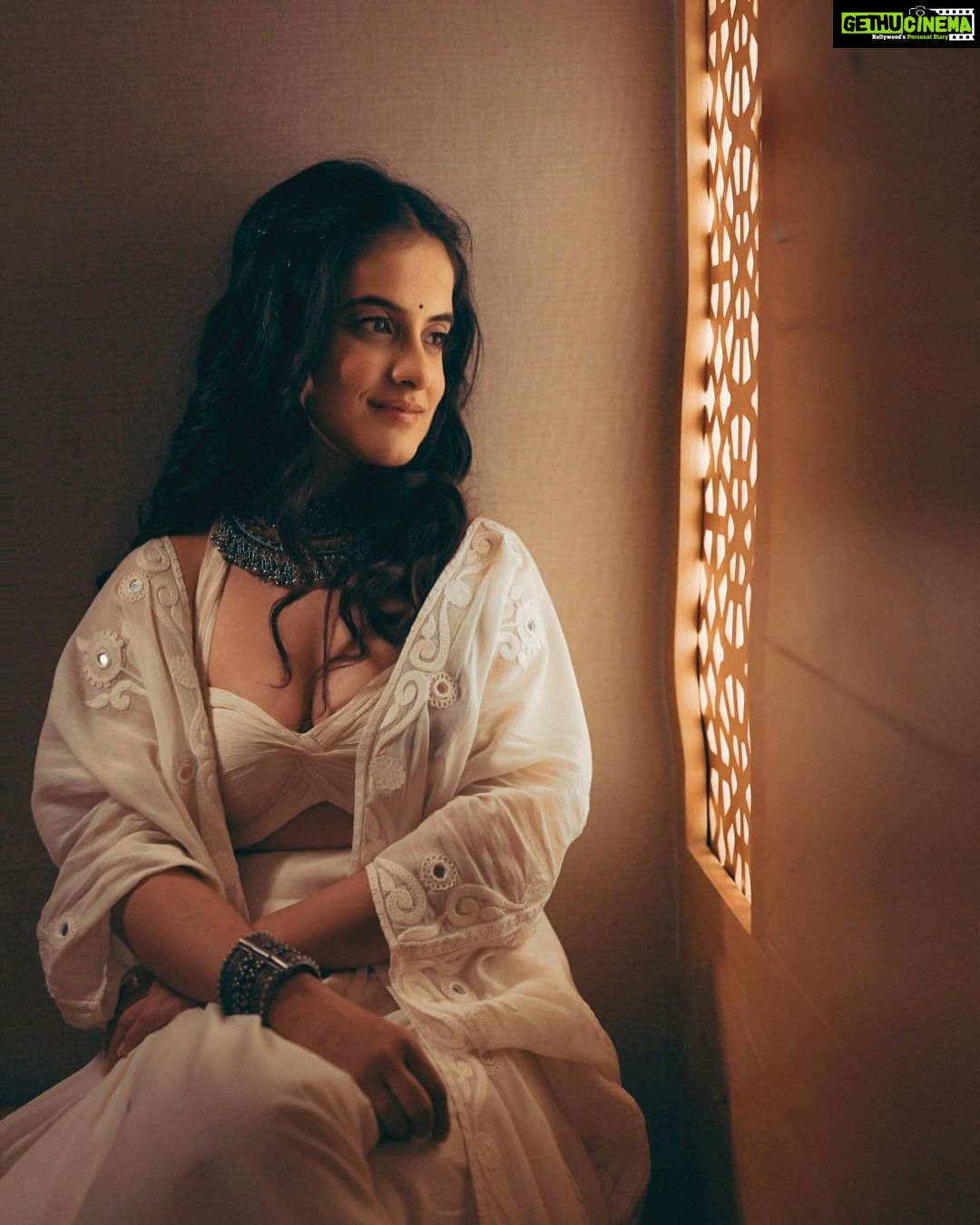 Jasleen Royal Instagram - Love, light and happiness! Wishing you all a very Happy Diwali ♥️ #Diwali ‘22 🪔