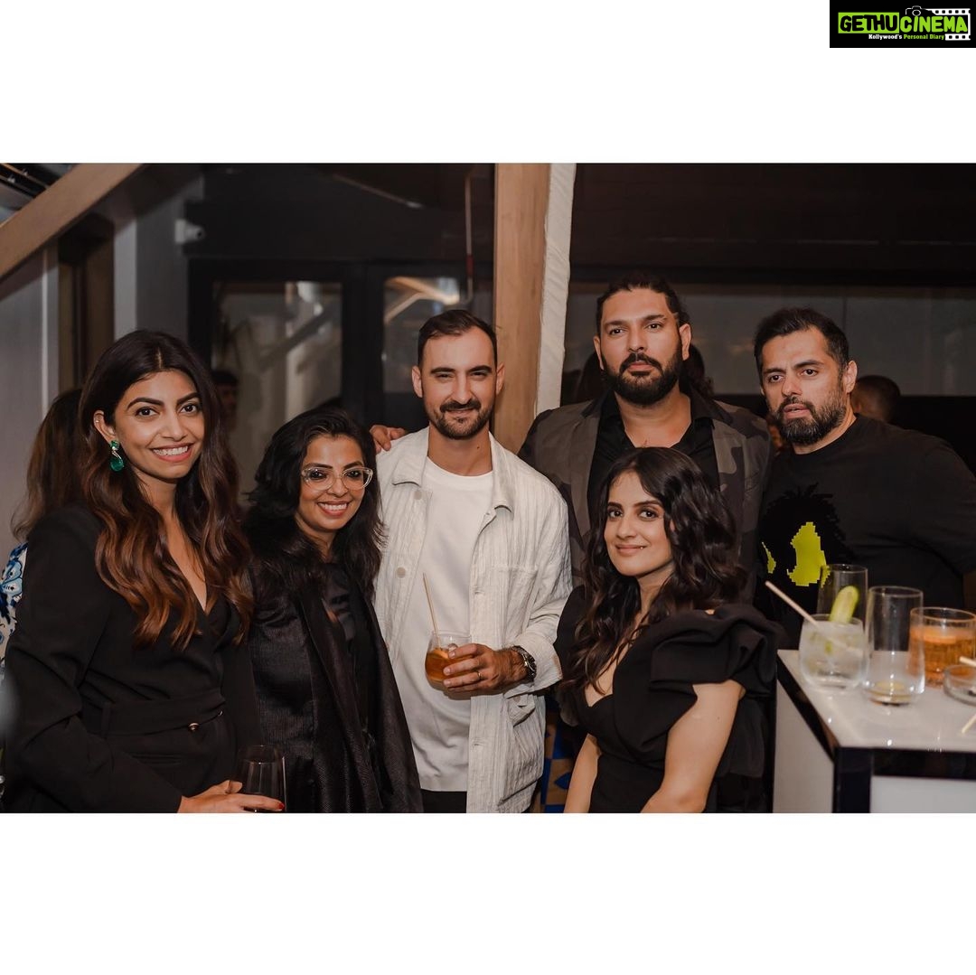Jasleen Royal Instagram - All smiles at the @nothing investors success party! Wishing @getpeid and the team, ‘nothing’ but more success ❤️🥂