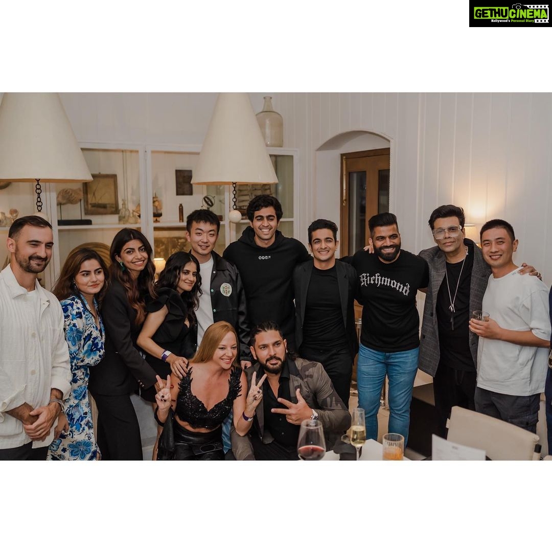 Jasleen Royal Instagram - All smiles at the @nothing investors success party! Wishing @getpeid and the team, ‘nothing’ but more success ❤️🥂
