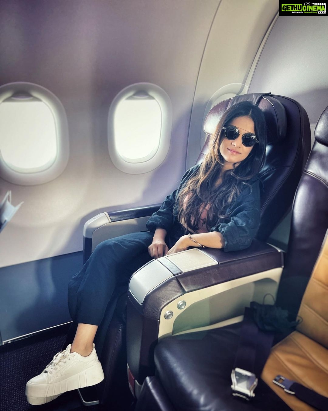 Jasleen Royal Instagram - Safar ka hi tha main safar ka raha. .