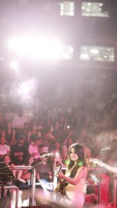 Jasleen Royal Instagram - Rabb vi khel hai khele 😇❤️

Overwhelmed to see the turn out in #Bangalore 

#JRLive #IndiaTour