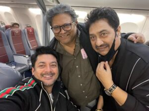 Jisshu Sengupta Instagram - BABA BABY O
Ke konjon apnara decide korun… @aniruddhatony @kumarsanuofficial 
Bhai @shibumukherjeeofficial tor ki kichu bolar ache??? 😀😀😀
#babababyo releasing today at theatres near you…