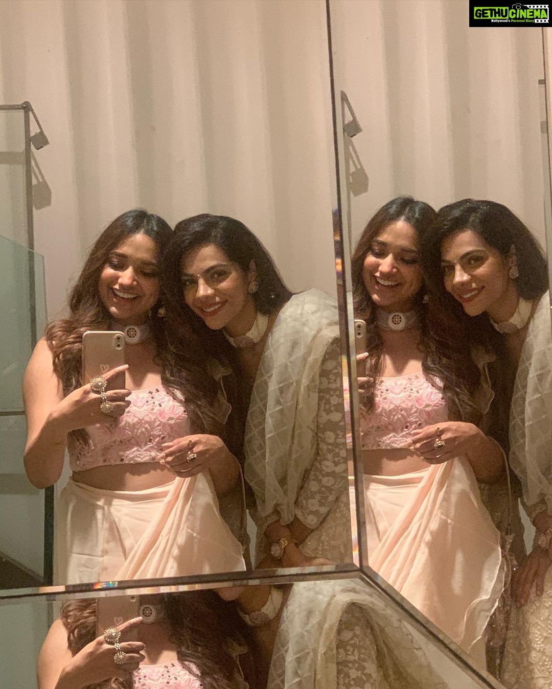 Jiya Shankar Instagram - Posting Diwali pictures before itβs Christmas ! π€¦π»ββοΈπ€·π»ββοΈβ€οΈ