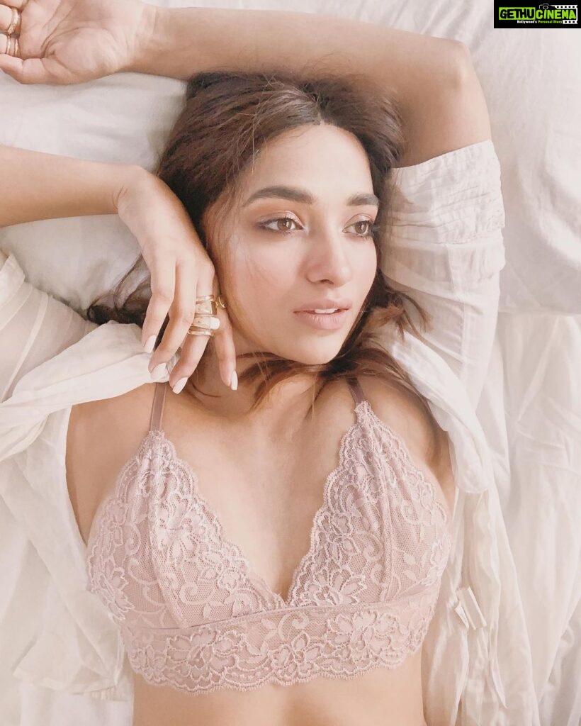 Jiya Shankar Instagram - Qué bonita, mamacita 💜